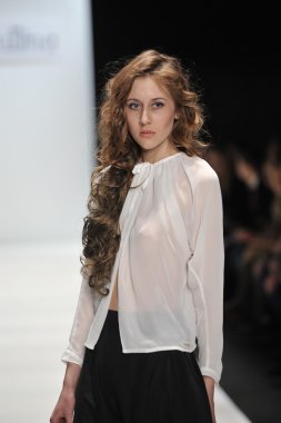 Moskova - 24 Mart: bir model için sonbahar kış 2012 sunu sırasında 24 Mart 2012, Moskova, Rusya mbfw yana gattaulina pist yürür