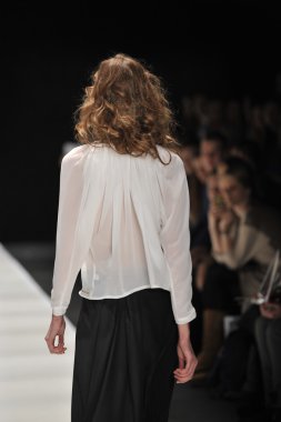 Moskova - 24 Mart: bir model için sonbahar kış 2012 sunu sırasında 24 Mart 2012, Moskova, Rusya mbfw yana gattaulina pist yürür