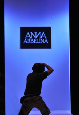 Moskova - 25 Mart: bir model için sonbahar kış 2012 sunu sırasında 25 Mart 2012, Moskova, Rusya mbfw ania arbelina pist yürür