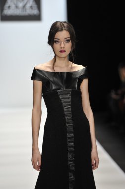 Moskova - 25 Mart: bir model için sonbahar kış 2012 sunu sırasında 25 Mart 2012, Moskova, Rusya mbfw ania arbelina pist yürür