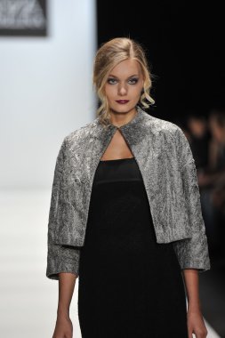 Moskova - 25 Mart: bir model için sonbahar kış 2012 sunu sırasında 25 Mart 2012, Moskova, Rusya mbfw ania arbelina pist yürür