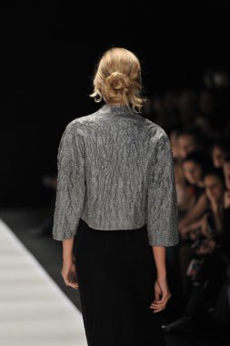 Moskova - 25 Mart: bir model için sonbahar kış 2012 sunu sırasında 25 Mart 2012, Moskova, Rusya mbfw ania arbelina pist yürür