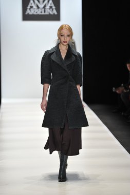 Moskova - 25 Mart: bir model için sonbahar kış 2012 sunu sırasında 25 Mart 2012, Moskova, Rusya mbfw ania arbelina pist yürür