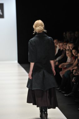 Moskova - 25 Mart: bir model için sonbahar kış 2012 sunu sırasında 25 Mart 2012, Moskova, Rusya mbfw ania arbelina pist yürür