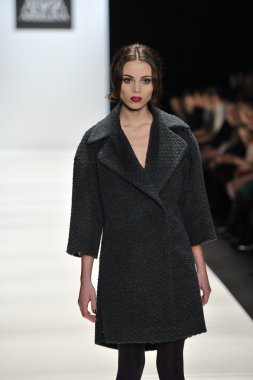 Moskova - 25 Mart: bir model için sonbahar kış 2012 sunu sırasında 25 Mart 2012, Moskova, Rusya mbfw ania arbelina pist yürür