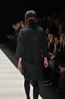 Moskova - 25 Mart: bir model için sonbahar kış 2012 sunu sırasında 25 Mart 2012, Moskova, Rusya mbfw ania arbelina pist yürür