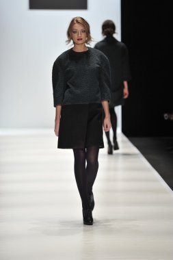 Moskova - 25 Mart: bir model için sonbahar kış 2012 sunu sırasında 25 Mart 2012, Moskova, Rusya mbfw ania arbelina pist yürür