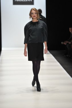 Moskova - 25 Mart: bir model için sonbahar kış 2012 sunu sırasında 25 Mart 2012, Moskova, Rusya mbfw ania arbelina pist yürür