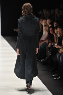 Moskova - 25 Mart: bir model için sonbahar kış 2012 sunu sırasında 25 Mart 2012, Moskova, Rusya mbfw ania arbelina pist yürür