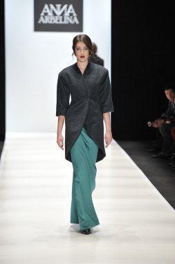 Moskova - 25 Mart: bir model için sonbahar kış 2012 sunu sırasında 25 Mart 2012, Moskova, Rusya mbfw ania arbelina pist yürür