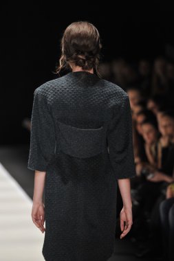 Moskova - 25 Mart: bir model için sonbahar kış 2012 sunu sırasında 25 Mart 2012, Moskova, Rusya mbfw ania arbelina pist yürür