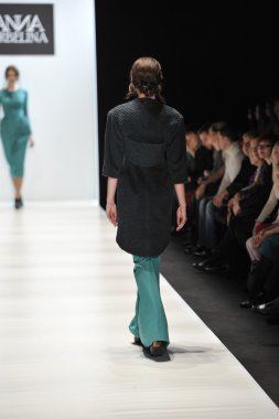 Moskova - 25 Mart: bir model için sonbahar kış 2012 sunu sırasında 25 Mart 2012, Moskova, Rusya mbfw ania arbelina pist yürür