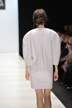 Moskova - 25 Mart: bir model için sonbahar kış 2012 sunu sırasında 25 Mart 2012, Moskova, Rusya mbfw ania arbelina pist yürür