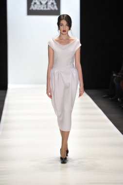 Moskova - 25 Mart: bir model için sonbahar kış 2012 sunu sırasında 25 Mart 2012, Moskova, Rusya mbfw ania arbelina pist yürür
