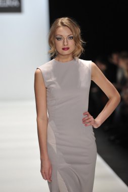 Moskova - 25 Mart: bir model için sonbahar kış 2012 sunu sırasında 25 Mart 2012, Moskova, Rusya mbfw ania arbelina pist yürür