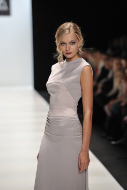 Moskova - 25 Mart: bir model için sonbahar kış 2012 sunu sırasında 25 Mart 2012, Moskova, Rusya mbfw ania arbelina pist yürür