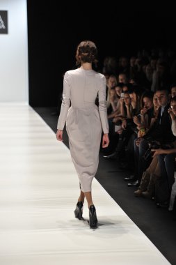 Moskova - 25 Mart: bir model için sonbahar kış 2012 sunu sırasında 25 Mart 2012, Moskova, Rusya mbfw ania arbelina pist yürür