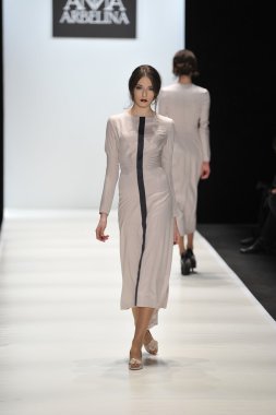 Moskova - 25 Mart: bir model için sonbahar kış 2012 sunu sırasında 25 Mart 2012, Moskova, Rusya mbfw ania arbelina pist yürür