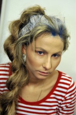 Moskova - 25 Mart: bir model sahne arkasında, dima neu sonbahar kış 2012 sunu sırasında mbfw 25 Mart 2012, Moskova, Rusya Federasyonu için hazır hale getirilir