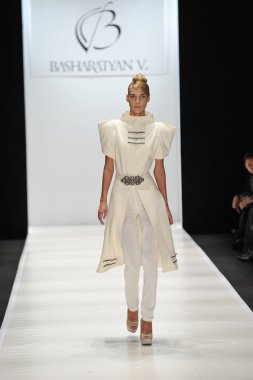 Moskova - 25 Mart: bir model için sonbahar kış 2012 sunu sırasında 25 Mart 2012, Moskova, Rusya mbfw basharatian pist yürür