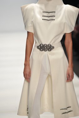 Moskova - 25 Mart: bir model için sonbahar kış 2012 sunu sırasında 25 Mart 2012, Moskova, Rusya mbfw basharatian pist yürür
