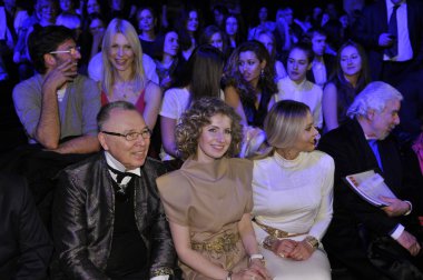 Moskova - 25 Mart: ön sıradan basharatian için bekleyen VIP konukları sonbahar kış 2012 pist gösterisi sunumu sırasında mbfw 25 Mart 2012, Moskova, Rusya