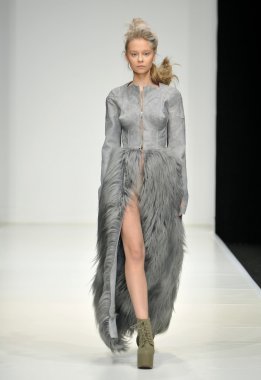 Moskova - 25 Mart: manken dima neu sonbahar kış 2012 sunu sırasında mbfw 25 Mart 2012, Moskova, Rusya Federasyonu için pist yürür