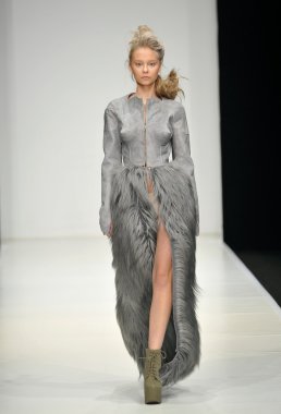 Moskova - 25 Mart: manken dima neu sonbahar kış 2012 sunu sırasında mbfw 25 Mart 2012, Moskova, Rusya Federasyonu için pist yürür