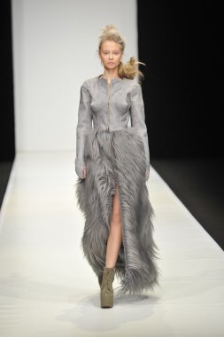 Moskova - 25 Mart: manken dima neu sonbahar kış 2012 sunu sırasında mbfw 25 Mart 2012, Moskova, Rusya Federasyonu için pist yürür
