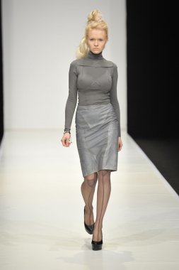 Moskova - 25 Mart: manken dima neu sonbahar kış 2012 sunu sırasında mbfw 25 Mart 2012, Moskova, Rusya Federasyonu için pist yürür