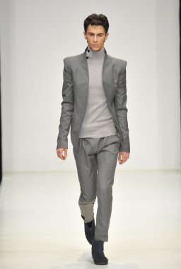 Moskova - 25 Mart: manken dima neu sonbahar kış 2012 sunu sırasında mbfw 25 Mart 2012, Moskova, Rusya Federasyonu için pist yürür