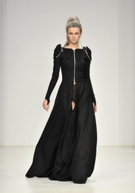 Moskova - 25 Mart: manken dima neu sonbahar kış 2012 sunu sırasında mbfw 25 Mart 2012, Moskova, Rusya Federasyonu için pist yürür
