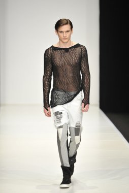 Moskova - 25 Mart: manken dima neu sonbahar kış 2012 sunu sırasında mbfw 25 Mart 2012, Moskova, Rusya Federasyonu için pist yürür