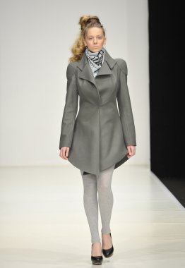 Moskova - 25 Mart: manken dima neu sonbahar kış 2012 sunu sırasında mbfw 25 Mart 2012, Moskova, Rusya Federasyonu için pist yürür
