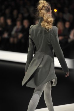 Moskova - 25 Mart: manken dima neu sonbahar kış 2012 sunu sırasında mbfw 25 Mart 2012, Moskova, Rusya Federasyonu için pist yürür