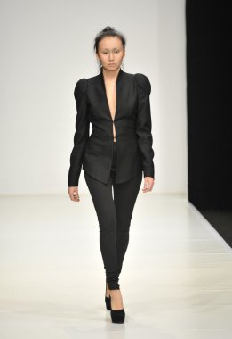 Moskova - 25 Mart: manken dima neu sonbahar kış 2012 sunu sırasında mbfw 25 Mart 2012, Moskova, Rusya Federasyonu için pist yürür