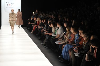 Moskova - 25 Mart: Vip konuklar Yez Yegor Zaitsev tarafından pist sonbahar kış 2012 sunu sırasında 25 Mart 2012 tarihinde Mbfw Moskova, Rusya için izliyor