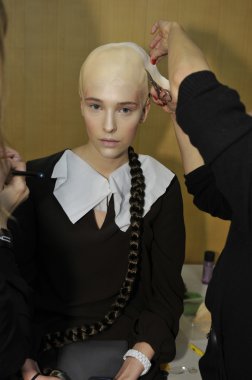 Moskova - 25 Mart: manken kuliste tegin sonbahar kış 2012 sunu sırasında mbfw 25 Mart 2012, Moskova, Rusya için de hazır hale getirilir