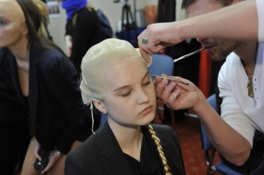 Moskova - 25 Mart: manken kuliste tegin sonbahar kış 2012 sunu sırasında mbfw 25 Mart 2012, Moskova, Rusya için de hazır hale getirilir