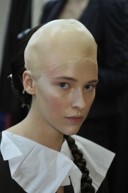 Moskova - 25 Mart: manken kuliste tegin sonbahar kış 2012 sunu sırasında mbfw 25 Mart 2012, Moskova, Rusya için de hazır hale getirilir