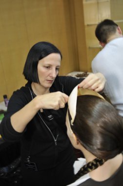 Moskova - 25 Mart: manken kuliste tegin sonbahar kış 2012 sunu sırasında mbfw 25 Mart 2012, Moskova, Rusya için de hazır hale getirilir