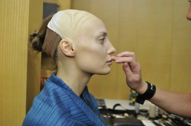 Moskova - 25 Mart: manken kuliste tegin sonbahar kış 2012 sunu sırasında mbfw 25 Mart 2012, Moskova, Rusya için de hazır hale getirilir