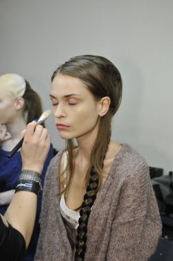 Moskova - 25 Mart: manken kuliste tegin sonbahar kış 2012 sunu sırasında mbfw 25 Mart 2012, Moskova, Rusya için de hazır hale getirilir