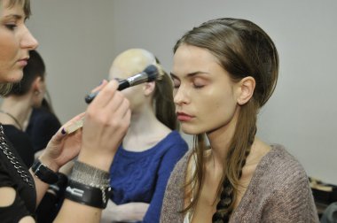 Moskova - 25 Mart: manken kuliste tegin sonbahar kış 2012 sunu sırasında mbfw 25 Mart 2012, Moskova, Rusya için de hazır hale getirilir