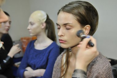 Moskova - 25 Mart: manken kuliste tegin sonbahar kış 2012 sunu sırasında mbfw 25 Mart 2012, Moskova, Rusya için de hazır hale getirilir