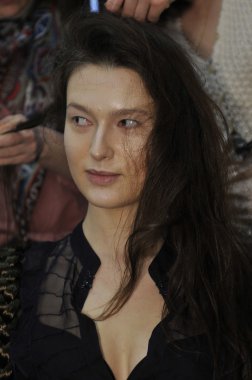 Moskova - 25 Mart: manken kuliste tegin sonbahar kış 2012 sunu sırasında mbfw 25 Mart 2012, Moskova, Rusya için de hazır hale getirilir