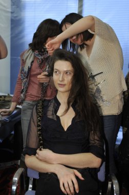 Moskova - 25 Mart: manken kuliste tegin sonbahar kış 2012 sunu sırasında mbfw 25 Mart 2012, Moskova, Rusya için de hazır hale getirilir