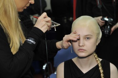 Moskova - 25 Mart: manken kuliste tegin sonbahar kış 2012 sunu sırasında mbfw 25 Mart 2012, Moskova, Rusya için de hazır hale getirilir