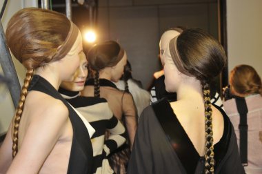 Moskova - 25 Mart: manken kuliste tegin sonbahar kış 2012 sunu sırasında mbfw 25 Mart 2012, Moskova, Rusya için de hazır hale getirilir