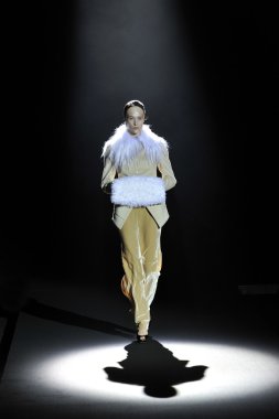Moskova - 25 Mart: bir model için sonbahar kış 2012 sunu sırasında 25 Mart 2012, Moskova, Rusya mbfw tegin pist yürür